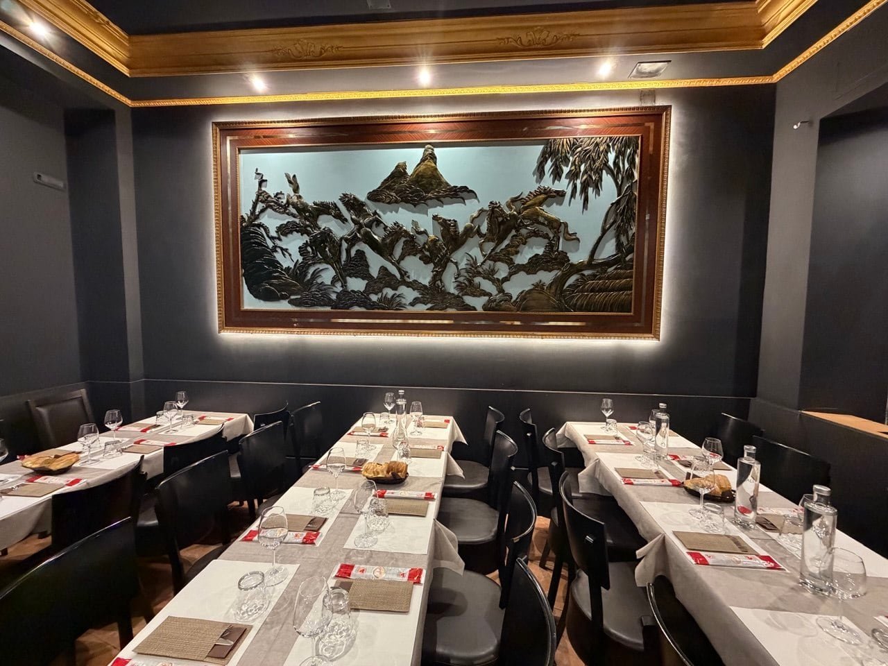 La sala apparecchiata, con il quadro alla parete